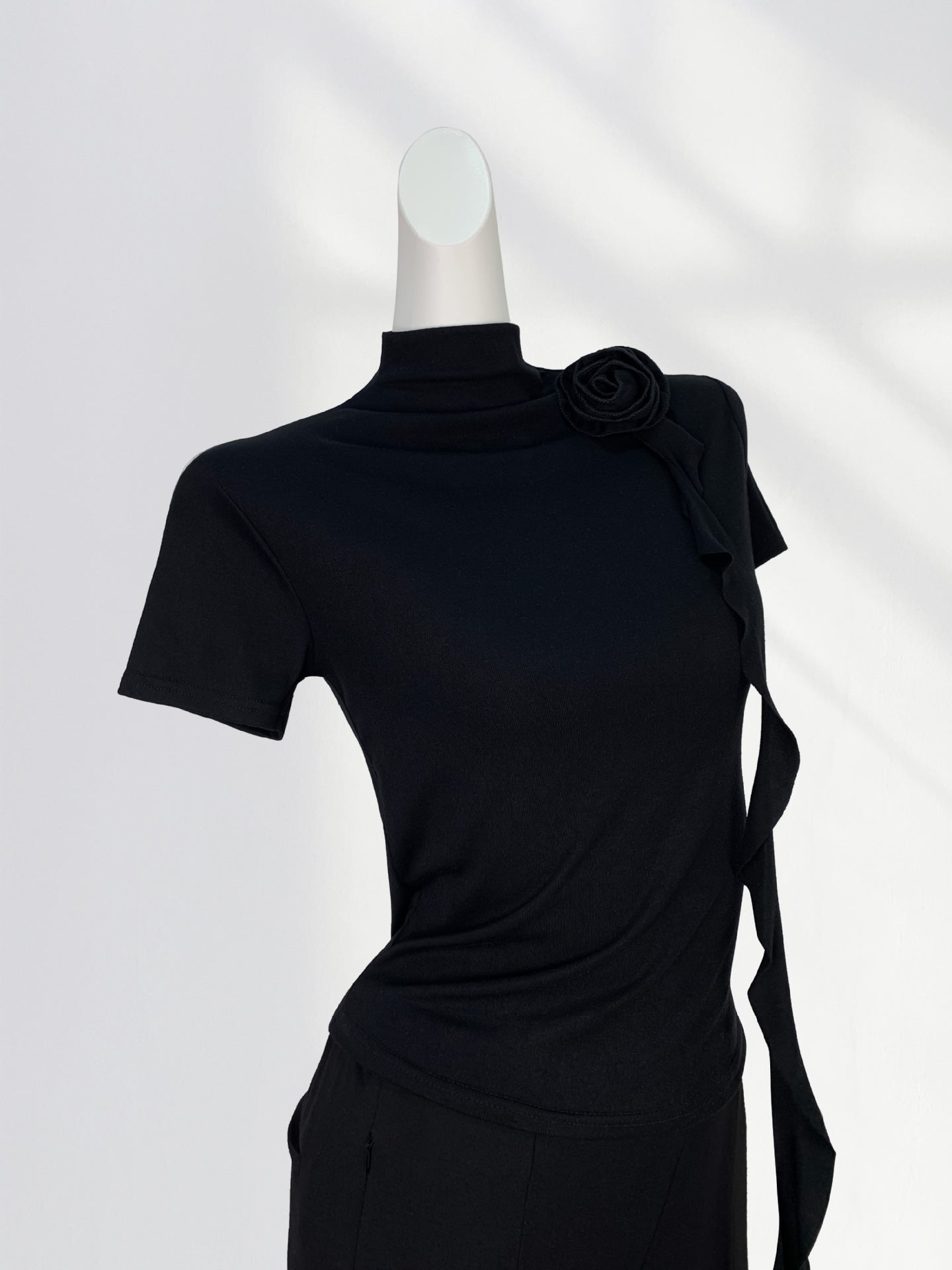 Combed Cotton High-End Half Turtleneck Long-Sleeved Slim Top, Chic and Beautiful Stereo Flower Decoration Right Shoulder T-Shirt for Women