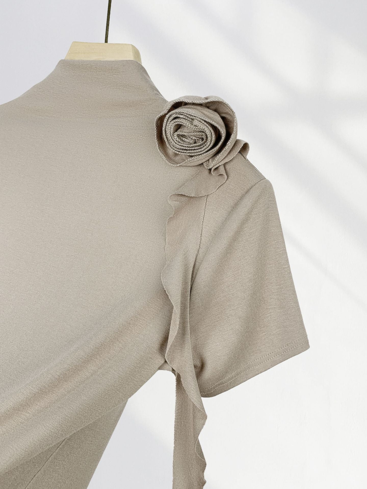 Combed Cotton High-End Half Turtleneck Long-Sleeved Slim Top, Chic and Beautiful Stereo Flower Decoration Right Shoulder T-Shirt for Women
