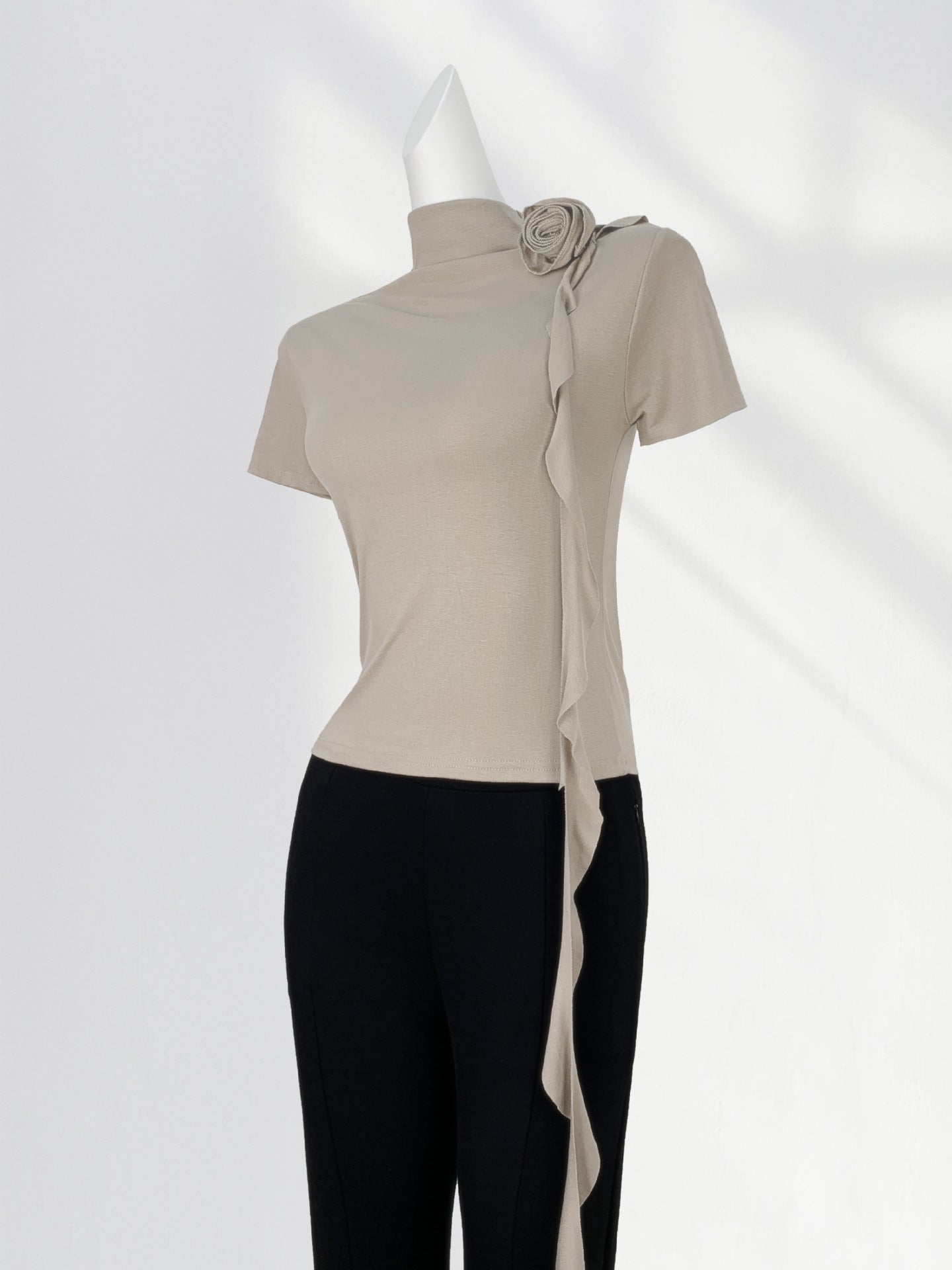 Combed Cotton High-End Half Turtleneck Long-Sleeved Slim Top, Chic and Beautiful Stereo Flower Decoration Right Shoulder T-Shirt for Women