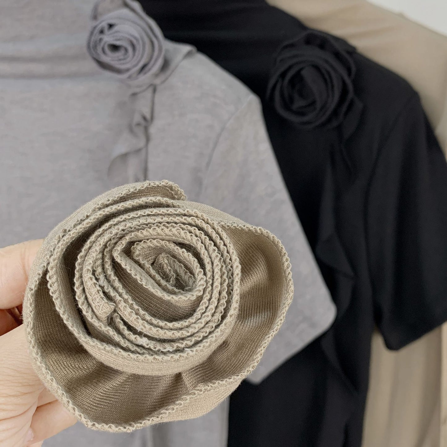 Combed Cotton High-End Half Turtleneck Long-Sleeved Slim Top, Chic and Beautiful Stereo Flower Decoration Right Shoulder T-Shirt for Women