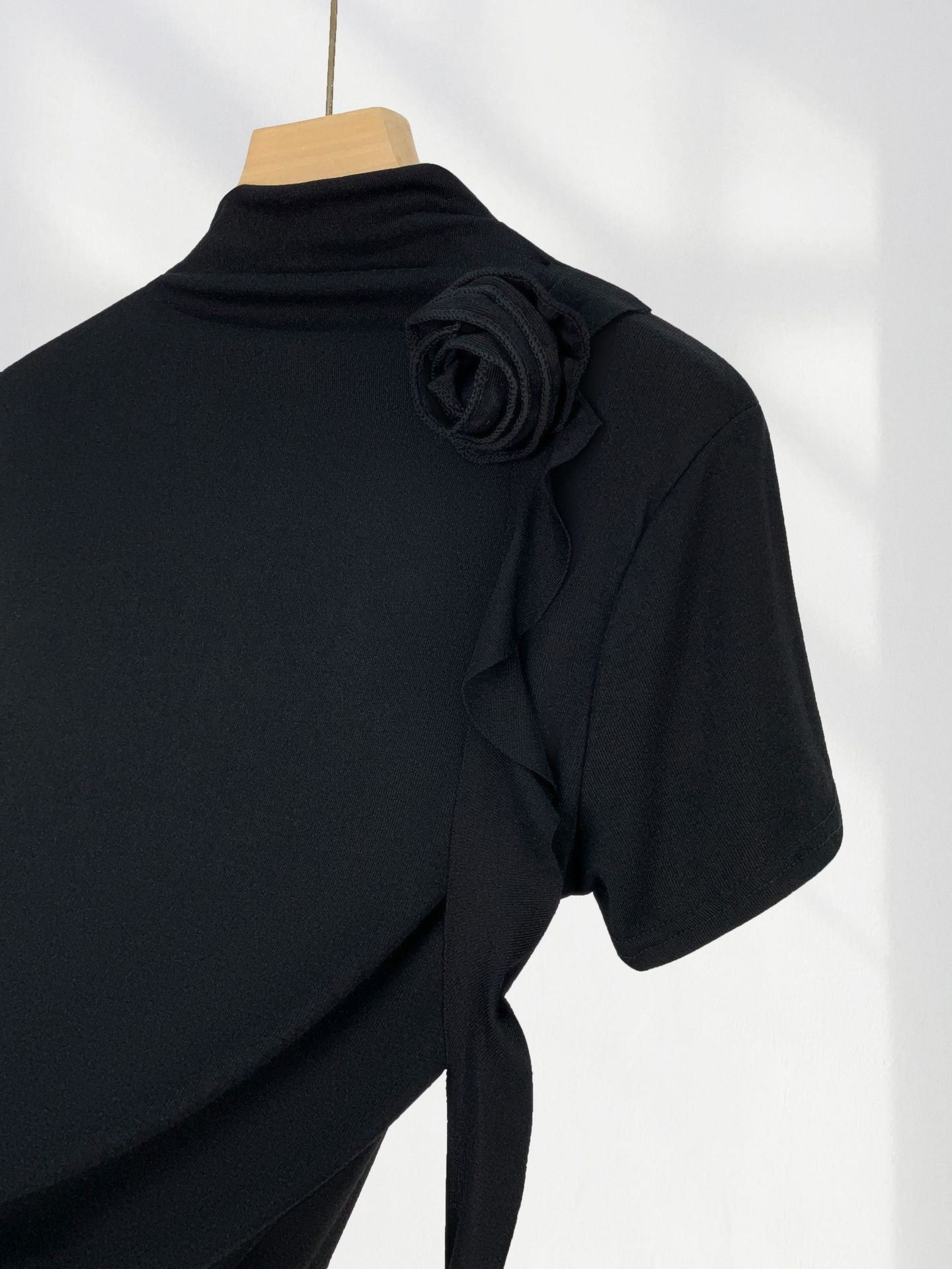 Combed Cotton High-End Half Turtleneck Long-Sleeved Slim Top, Chic and Beautiful Stereo Flower Decoration Right Shoulder T-Shirt for Women