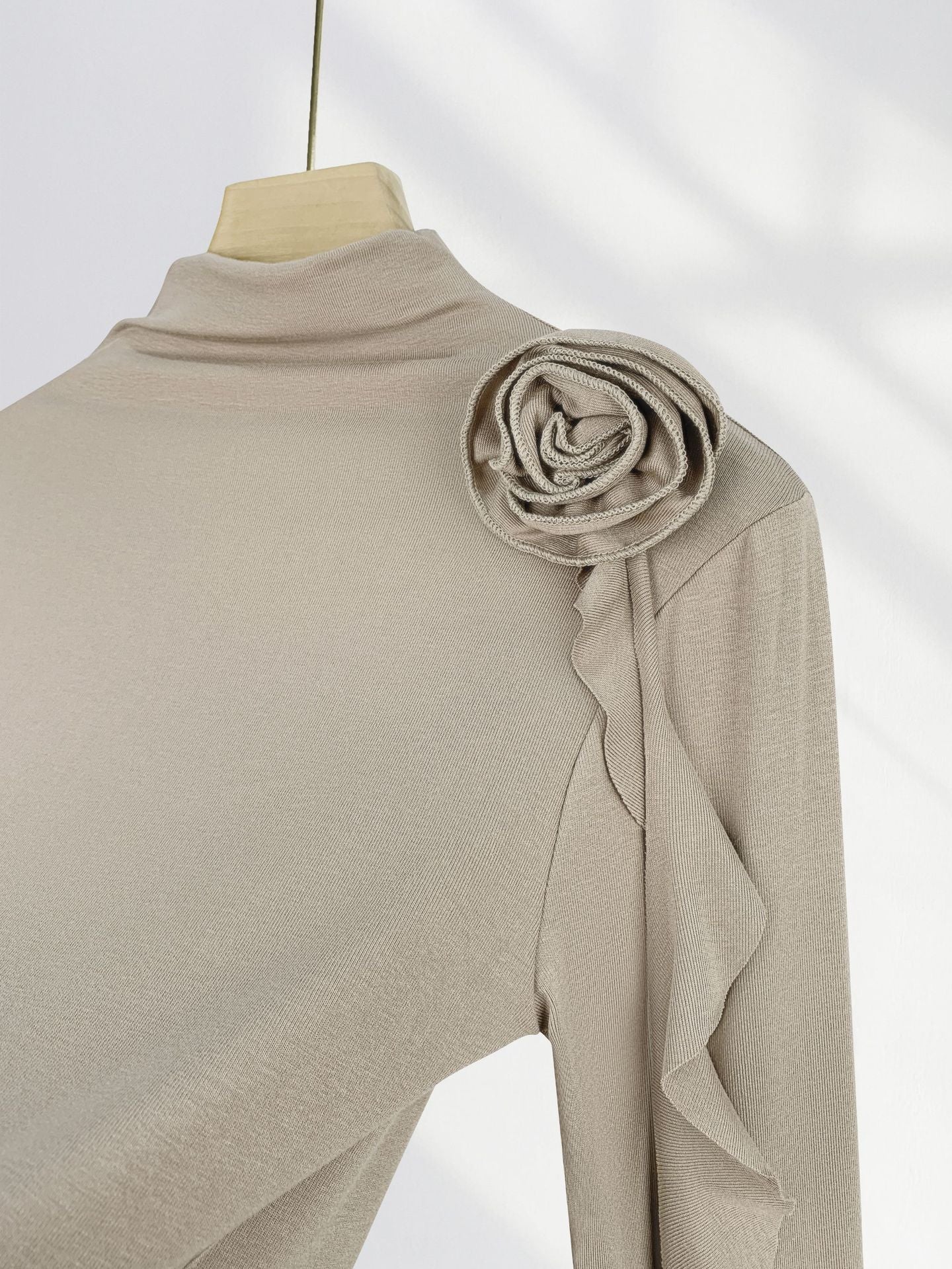 Combed Cotton High-End Half Turtleneck Long-Sleeved Slim Top, Chic and Beautiful Stereo Flower Decoration Right Shoulder T-Shirt for Women