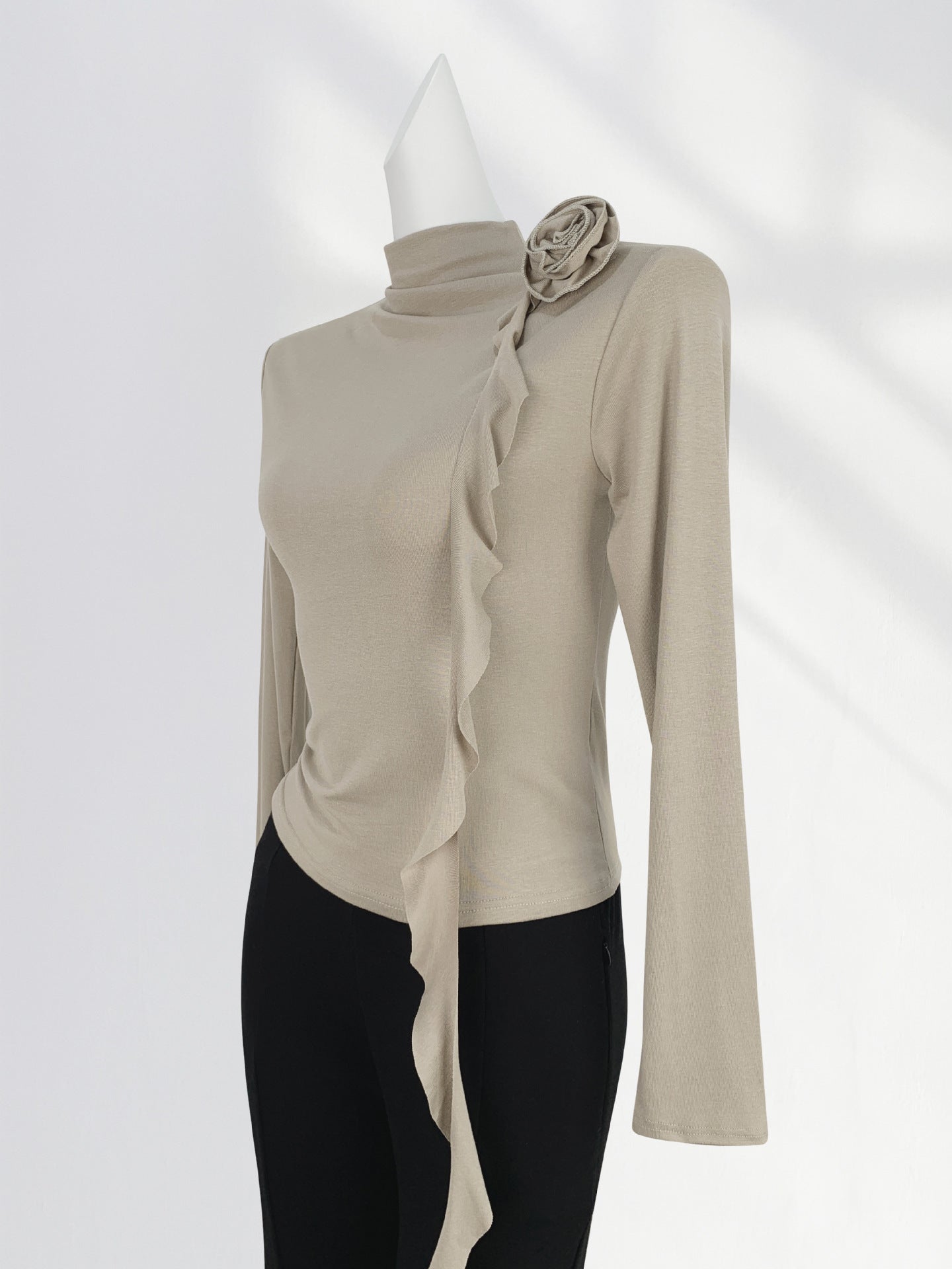 Combed Cotton High-End Half Turtleneck Long-Sleeved Slim Top, Chic and Beautiful Stereo Flower Decoration Right Shoulder T-Shirt for Women