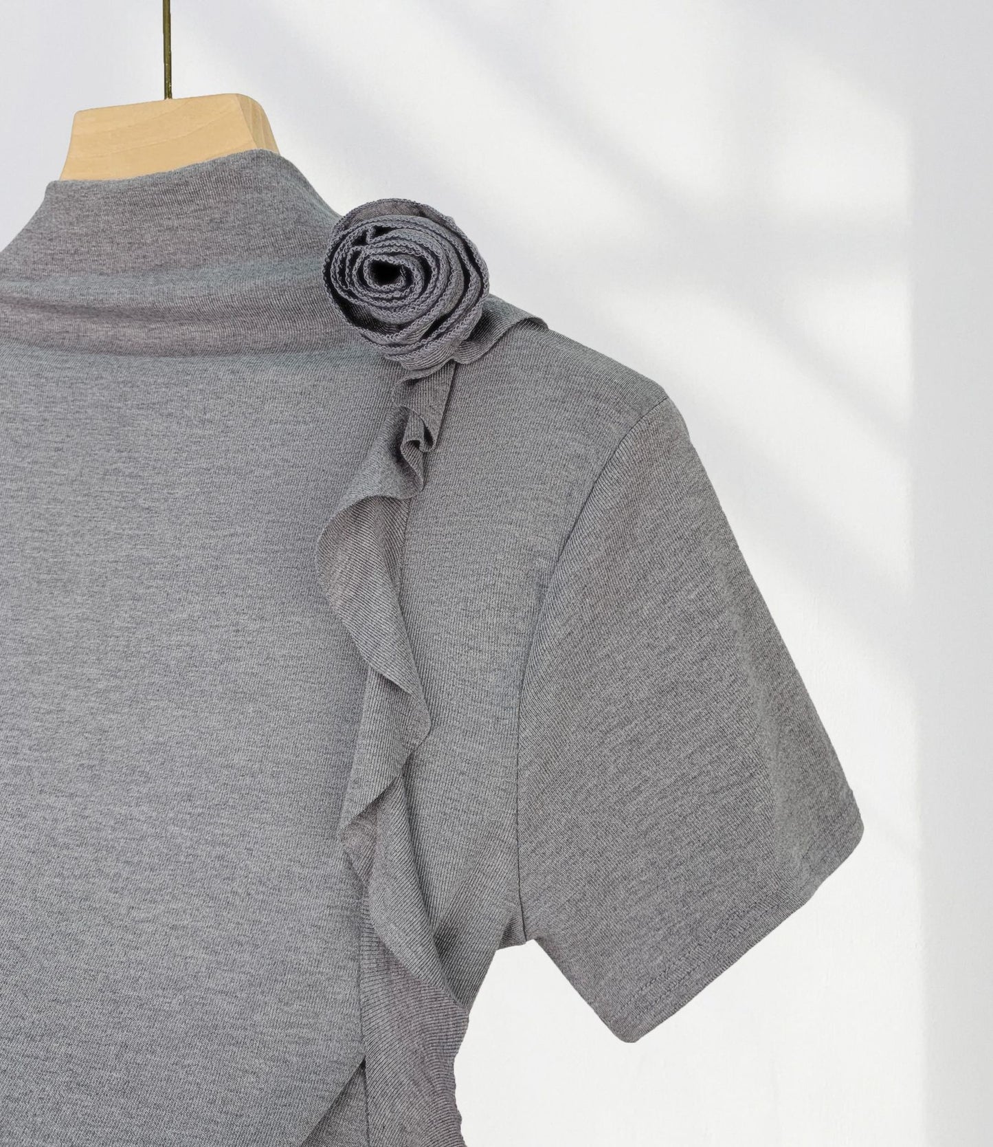 Combed Cotton High-End Half Turtleneck Long-Sleeved Slim Top, Chic and Beautiful Stereo Flower Decoration Right Shoulder T-Shirt for Women