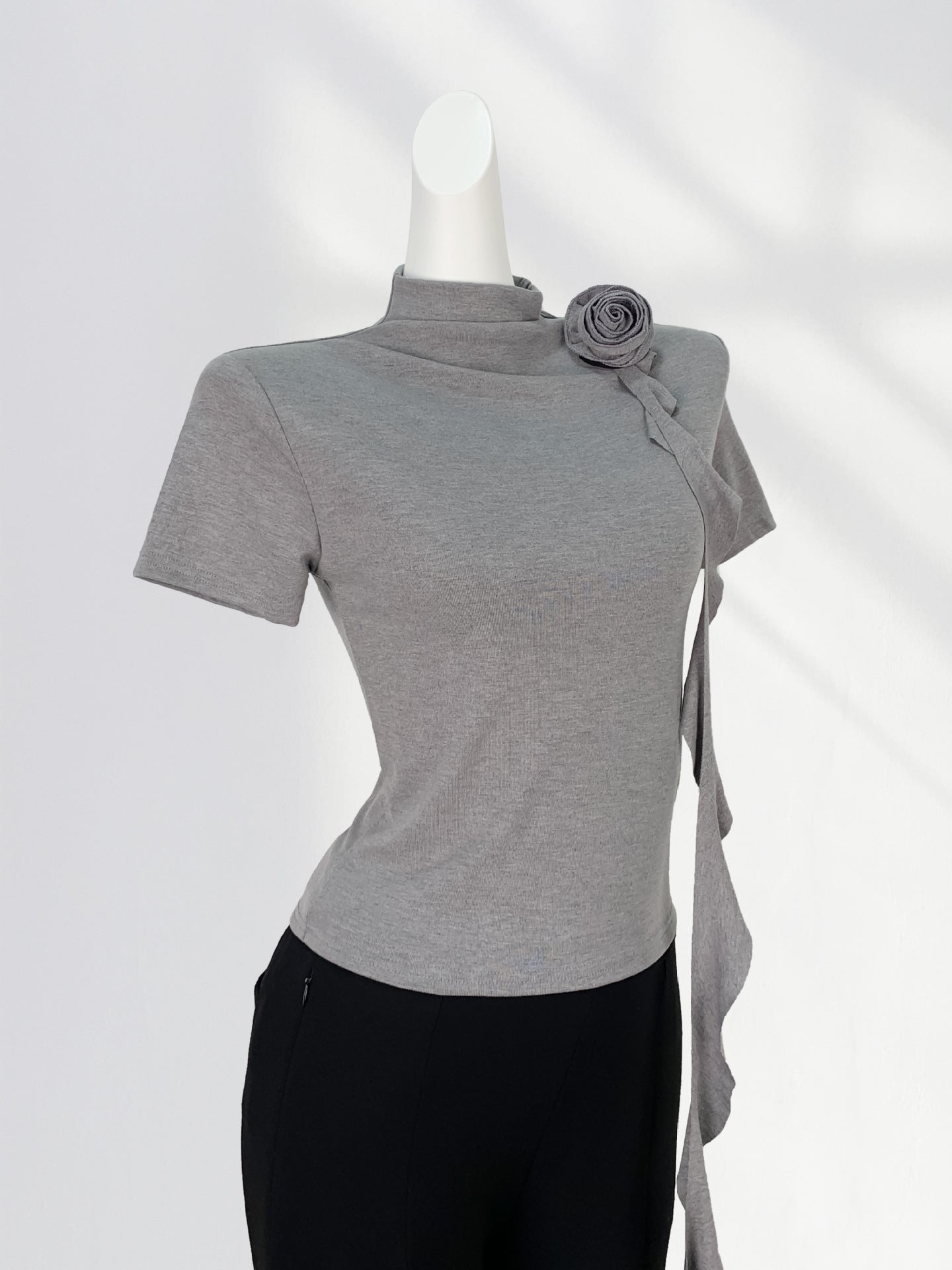 Combed Cotton High-End Half Turtleneck Long-Sleeved Slim Top, Chic and Beautiful Stereo Flower Decoration Right Shoulder T-Shirt for Women