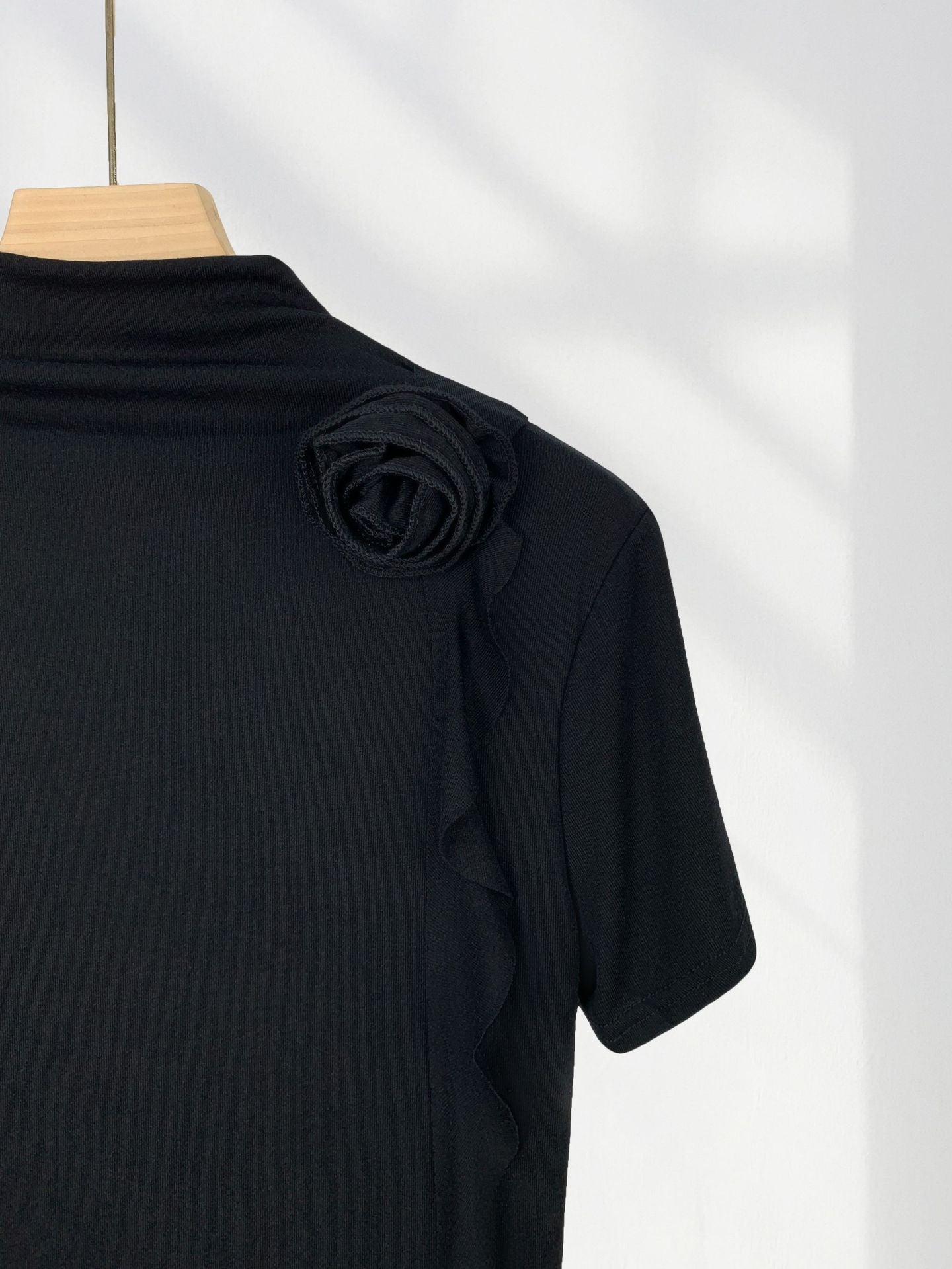 Combed Cotton High-End Half Turtleneck Long-Sleeved Slim Top, Chic and Beautiful Stereo Flower Decoration Right Shoulder T-Shirt for Women