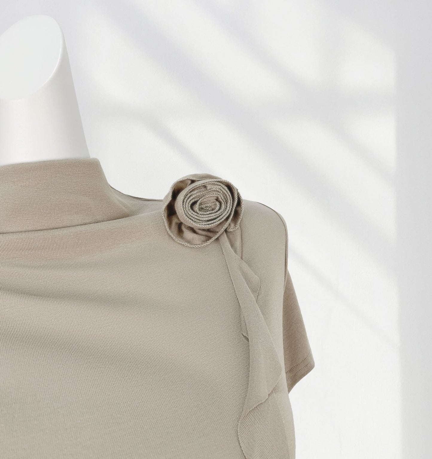 Combed Cotton High-End Half Turtleneck Long-Sleeved Slim Top, Chic and Beautiful Stereo Flower Decoration Right Shoulder T-Shirt for Women