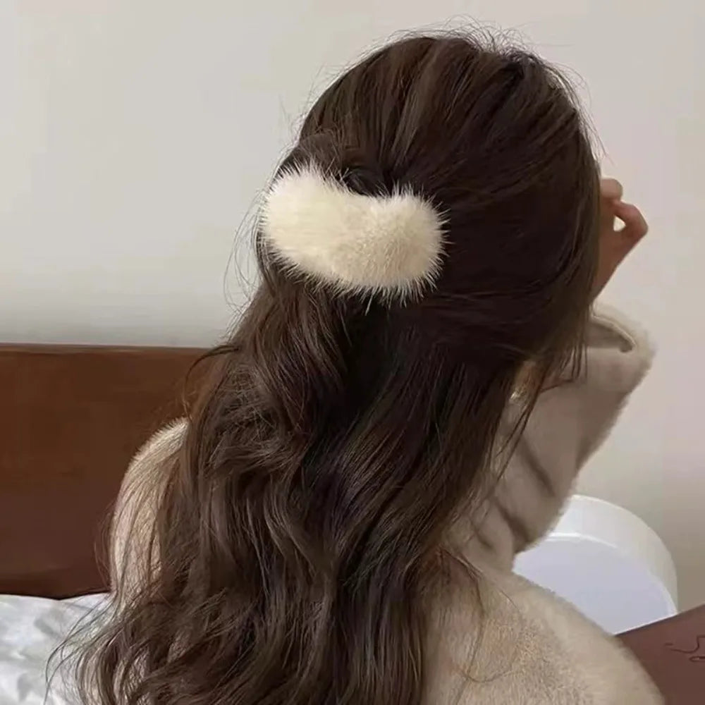 Winter Furry Small Twist Clip Girls Fashion Plush Hair Clip Plastic Acrylic Twisted Hair Claw Fashion Women Hair Accessories