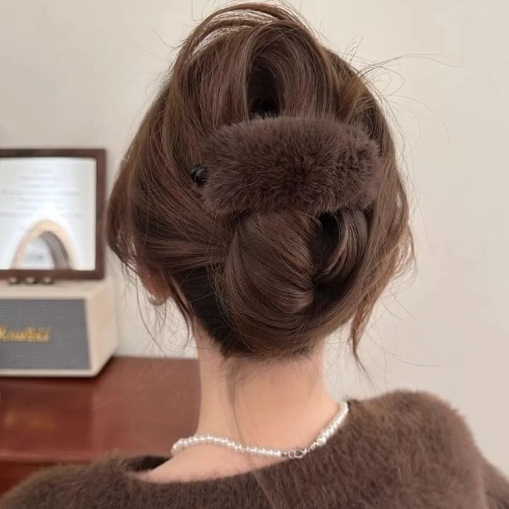 Winter Furry Small Twist Clip Girls Fashion Plush Hair Clip Plastic Acrylic Twisted Hair Claw Fashion Women Hair Accessories