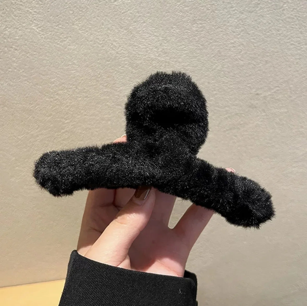 Autumn and Winter Plush Claw for Women Elegant Acrylic Crab Barrette Hairpin Girl-Hair Accessories Furry Headwear Hair Claw Clip