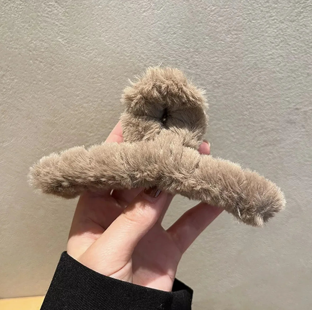 Autumn and Winter Plush Claw for Women Elegant Acrylic Crab Barrette Hairpin Girl-Hair Accessories Furry Headwear Hair Claw Clip