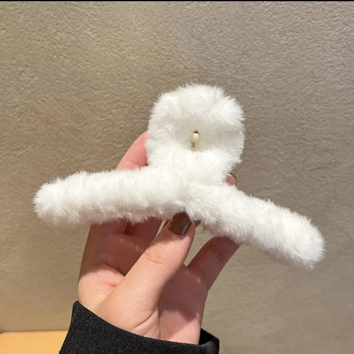 Autumn and Winter Plush Claw for Women Elegant Acrylic Crab Barrette Hairpin Girl-Hair Accessories Furry Headwear Hair Claw Clip