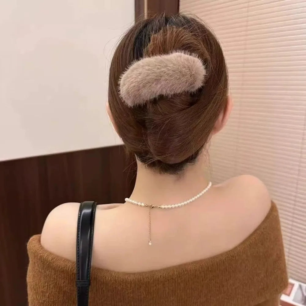 Winter Furry Small Twist Clip Girls Fashion Plush Hair Clip Plastic Acrylic Twisted Hair Claw Fashion Women Hair Accessories