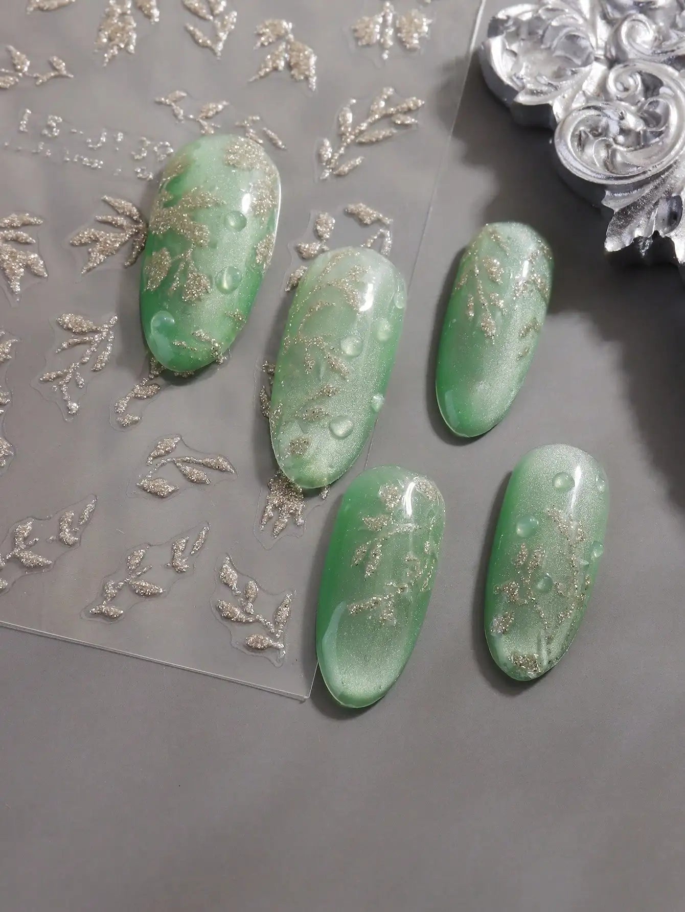 3D Hellgoldene Glitzer Blatt Nail Art Aufkleber Glänzender Glitzer Blätter Design selbstklebende Nail Art Dekorationen für DIY